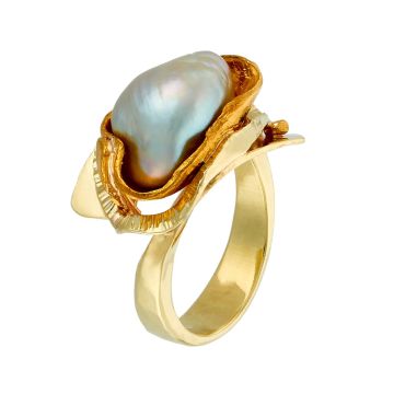 Designerring in 14-karätigem Gelbgold. Die schlichte, massive Ringschiene teilt sich am Ringkopf. Zwischen den beiden Schienen sitzt in einer phantasievollen Fassung eine silbrige, ungleichmäßige Barock-Süßwasserperle.