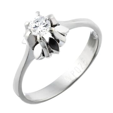 Klassischer Vintage Solitärring in 14-karätigem Weißgold mit einem Brillanten von 0,26 ct in Krappenfassung. Zwischen den lang gearbeiteten Krappen befinden sich blütenblattähnliche Muster