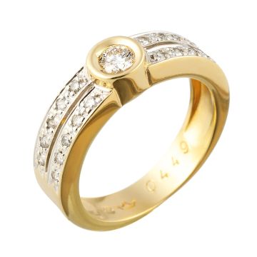 Damenring, schauseitig komplett besetzt mit aneinandergereihten Brillanten auf weißgoldenen, geteilten Schienen. Mittig der Schauseite ist ein großer Brillant von 0,18 ct gefasst. 
