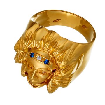 Herrenring in 18-karätigem Gelbgold. Die Augen sind mit jeweils einem Zirkonia besetzt und der Kopfschmuck wird von Rubin- und Saphir-Imitationen geziert.