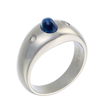 Bandring für Sie oder Ihn in 18-karätigem Weißgold. Da funkelt ein Saphir von 1,40 ct. in Cabochonschliff, der rechts und links flankiert ist von jeweils einem Brillanten von 0,075 ct. 