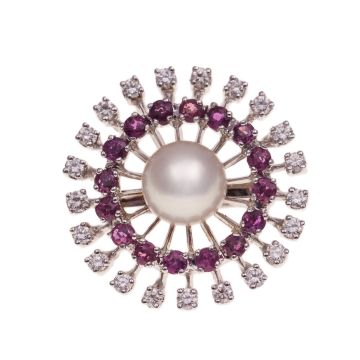 Perlkettenverkürzer in 585  Weißgold. An filgranen Stäben sind Rubine im inneren Kreis und Brillanten im äußeren Kreis in Krabbenfassungen befestigt. Mit Zuchtperle im Mittelpunkt. Hier: Vorderansicht