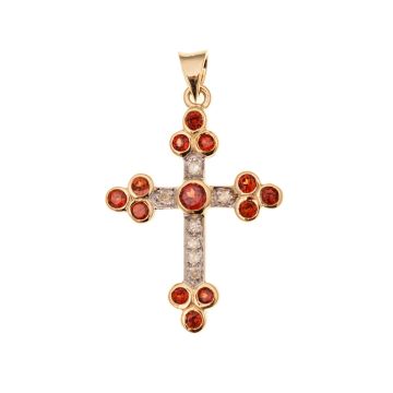 Anhänger in Form eines Kreuzes aus 8-karätigem Gold. Es ist an den Endstücken und mittig besetzt mit 13 Granatsteinen in Zargenfassung und 7 Diamanten in Krappenfassung.