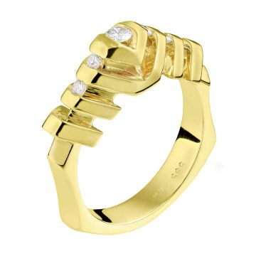 Damen-Ring in 585er Gelbgold in modernem Design mit bombierter Vierkantringschiene.
Seitlich konkav eingezogen schauseitig in abstrakter Gestaltung spitz zulaufend und zwischen dreieckigen Elementen besetzt mit Brillanten