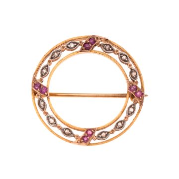 Antike Brosche. Diese filigrane, zarte Brosche ist in ihrem runden Rahmen mit insgesamt 12 Diamantrosen in ovalen Fassungen, die an den Enden spitz zulaufen, bestückt. Nach jedem 3. Diamant zieren je 2 gefasste Rubine diese schöne Brosche (= insgesamt 8 R