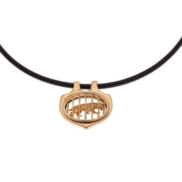 Massiver Anhänger mit Kautschukband. Der Anhänger stellt eine Raubkatze im Käfig dar. Er ist von beiden Seiten durch die Gitterstäbe des Käfigs offen. 
