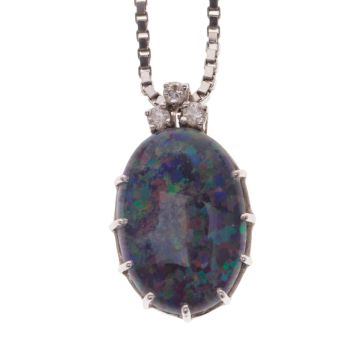 Weißgoldene Kette mit passendem weißgoldenem, klassischen Anhänger mit Opal Triplette und 3 Brillanten mit ges. 0,06 ct.

