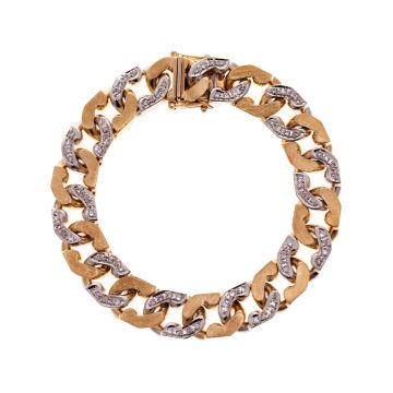 Massives, großgliedriges Bicolor Flachpanzerarmband mit schauseitig in Weißgold abgesetzten Gliedern, die mit insges. 80 Diamanten von ges. ca. 1,60 ct besetzt sind. Die gelbgoldenen Glieder sind mattiert. 
