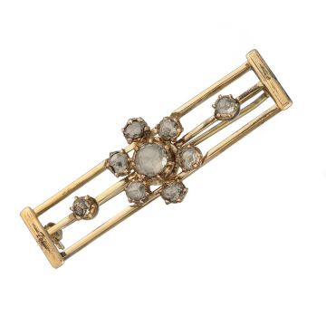 Handgearbeitete Jugendstil-Brosche als breite Stabnadel mit drei langen Vierkant-Stegen mittig besetzt mit Diamantrosen. Blütenförmig angeordnet und flankiert von je einem einzelnen Diamanten in Rosenschliff.