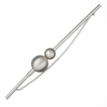 14-karätige Weißgoldnadel. 
Zwischen der weißgoldenen Linie sitzt eine silbrige Zuchtperle und eine größere Weißgoldkugel.
3 Brillanten von ges. 0,06 ct befinden sich oberhalb der beiden Elemente. 