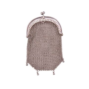 Antike Geldbörse in 800er Silber – Kettengeflecht, innen in 2 Fächer unterteilt mit kleinen, hängenden Kügelchen am unteren Teil.