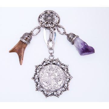 Trachtenschmuck, Jagdschmuck. Rock,- oder Westenstecker mit typischen Trachtenstil-Anhängern. 
Die Klemme ist hübsch verziert mit einer Art Lilienmuster und Blüten.
Daran sind 3 Anhänger an Ösen befestigt. Ein gefasster Hirschhorn, ein ungeschliffener A