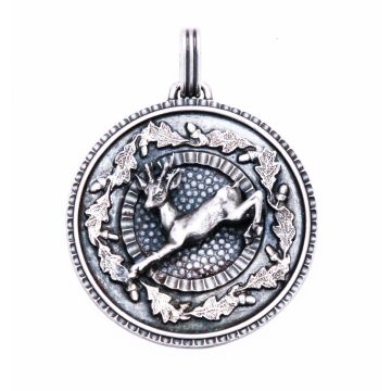 Runder Anhänger in 835er Silber mit Hirsch - dreidimensional mittig. Ringsherum schmücken Eichenlaubverzierungen den Amulettanhänger.