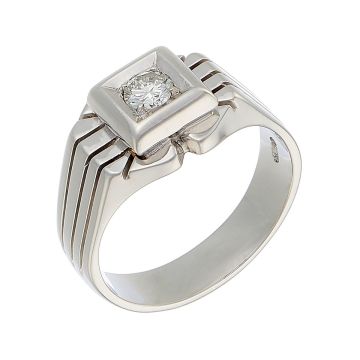 Cocktailring in Weißgold. Schauseitig ist ein großer Brillant in einer quadratischen Fassung verarbeitet. Mit senkrecht verlaufenden Linien entlang der Ringschiene und kleinen Kerben.