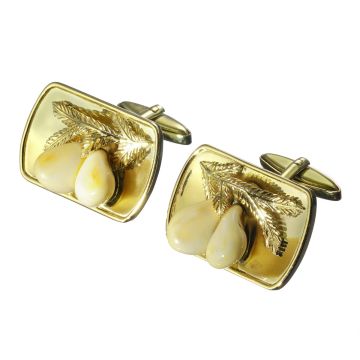Handgefertigte Manschettenknöpfe. 
Schauseitig zieren Grandeln auf jeweils einem Ast die schlichte goldene Platte.