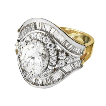 Türkischer Damenring der Firma „Altinbass in 14-karätigem Gold.
Der Ringkopf in seiner geschwungenen Form ist besetzt mit insgesamt 63 Zirkonia. 
Der Eyecatcher mittig ist umgeben von 22 kleineren Steinen, die wiederum gerahmt von 40 Zirkonia in Baguett