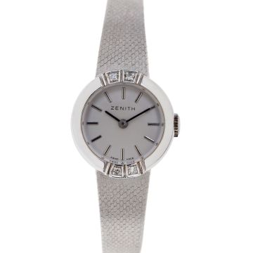 Damen-Armbanduhr von Zenith um 1960/65, poliertes schwach bombiertes Gehäuse auf der Lünette oben und unten besetzt mit je zwei Diamanten im Achtkantschliff zus. ca. 0,05 ct. (Weiß), Zifferblatt mit Strichen als Indizes. Massives Schmuckband im Verlauf sc
