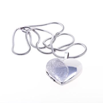 Schlangenkette in Silber mit modernem Herzmedaillon. 
Das Herz ist mittig mit einer geschwungenen Linie geteilt. Die eine Hälfte ist eismattiert und die andere poliert. Rückseitig ist es mattiert. 