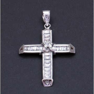 Kreuz-Anhänger in 14-karätigem Weißgold mit 26 Zirkonia in auf der Längs- und Querachse des Kreuzes und einem Zirkonia in Carreeform mittig der beiden Achsen. Die 4 Endstücke des Kreuzes sind abgeschrägt und jeweils mit einem herzförmigen Ornament ausgesp