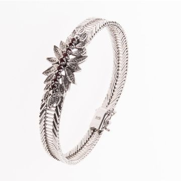 Armband aus Silber.
Das Schaustück ist mit aneinandergereihten blütenblattförmigen Ornamenten gearbeitet. Dazwischen sind 9 hübsche farbige Zirkonia aneinandergereiht in einer Linie. 