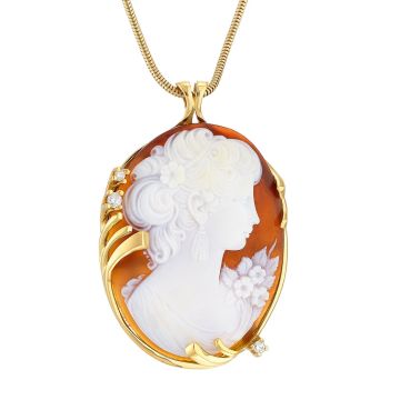 Anhänger inkl. Kette. 
Große Muschelkamee, die das seitliche Profil einer Frauenbüste mit Blütenkragen darstellt. Dieses ist in einer floral geschwungenen Fassung aus 18-karätigem Gold. mit 3 Brillanten. 
