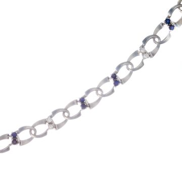 Armband in 14-karätigem Weißgold. Als Zwischenelemente sind abwechselnd Saphire und Brillanten in Krappenfassungen eingearbeitet.