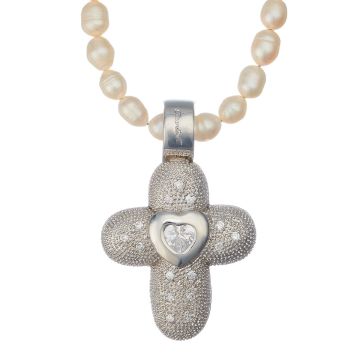 Kreuzanhänger in 925er Silber der Firma Ricarda M. Mittig ist ein poliertes Herz mit einem ebenfalls herzförmigen Zirkonia als Highlight eingearbeitet. Die Kette ist aus Zuchtperlen mit hellem Lüster. 