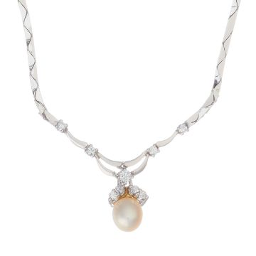Collier in 14-karätigem Weißgold. Mit hochglanzpolierten Gliedern. Es hat 4 Diamanten gefasst. Am  Endstück zieren eine Zuchtperle, ein Brillant und 2 Diamanten das Schmuckstück.  