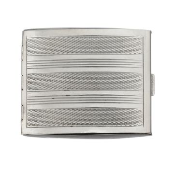 Döschen mit gewölbtem Deckel aus 835er Silber. Eine geradlinige Musterung ziert dieses Accessoire von beiden Seiten. Im Deckel befindet sich ein kleiner Spiegel. 