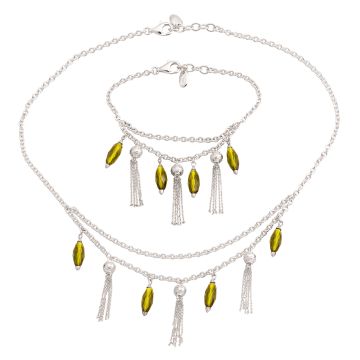 Silbernes Schmuckset mit grünen Farbsteinen