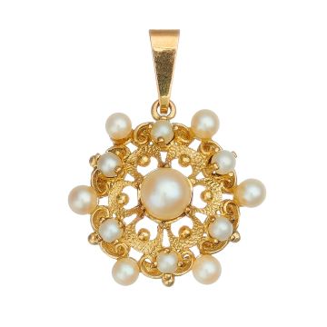 Anhänger in 8-karätigem Gelbgold. Das Schmuckstück mit seinen zarten Musterungen ist besetzt mit kleinen Zuchtperlen. Mittig sitzt eine etwas größere Perle. 