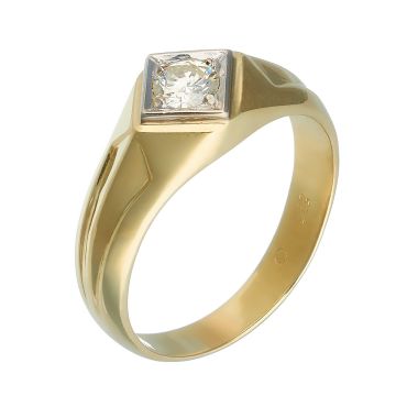 Herrenring in 14-karätigem Gold. Das Schmuckstück wird zum Ringkopf hin breiter. Darauf befindet sich eine weißgoldene quadratische Fassung. Darin ein Brillant von 0,60 ct. in Kornfassung.