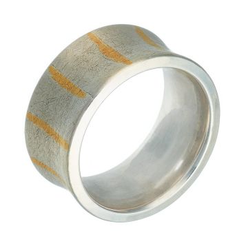 Herrenring in 925er Silber. Das massiv gearbeitete Schmuckstück ist mattiert und hat senkrecht ringsherum in unterschiedlichen Abständen Streifen aus Feingold eingearbeitet.