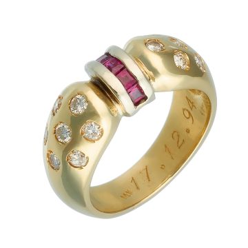 Damenring in 14-karätigem Gelbgold. Das massiv gearbeitete Schmuckstück ist mittig mit 5 Rubinen in Carréeschliff besetzt. Zusätzlich mit insgesamt 14 Brillanten besetzt. 