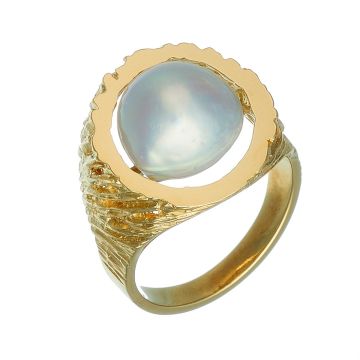 Ring in 14-karätigem Gelbgold. Der Ringkopf des Schmuckstückes ist rund und fasst mittig eine große Barock-Zuchtperle mit hellem Lüster. 