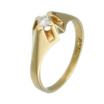 Vintage Solitärring in 14-karätigem hochglanzpoliertem Gelbgold. Der Ringkopf hat eine X-Form, der gleichzeitig die Fassung des funkelnden Brillanten von 0,15 ct. ist.