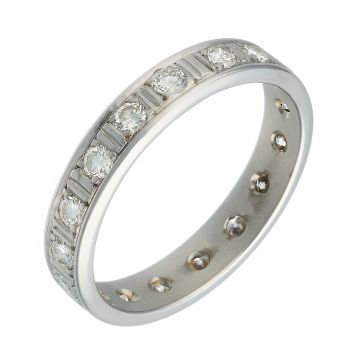 Memoire-Ring in 14-karätigem Weißgold. In kantig wirkenden Fassungen sind die insgesamt 17 Brillanten gesetzt. 