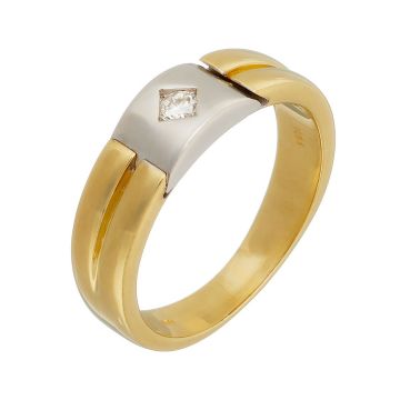 Massiver Herrenring in 14-karätigem Gold. Massive Vierkantringschiene mit gewölbtem Ringkopf in Weißgold, besetzt mit einem Brillanten in rautenförmigem Rahmen.