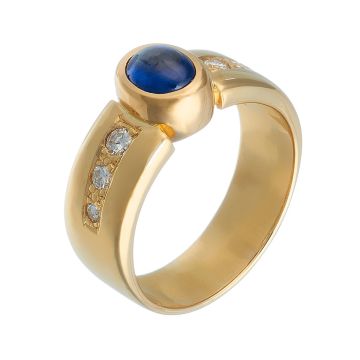 Damenring in 18-karätigem Gelbgold. Die breite Ringschiene ist hochglanzpoliert. Schauseitig fasst das Schmuckstück einen leuchtenden Saphir. Flankiert wird dieser von jeweils 3 Brillanten.