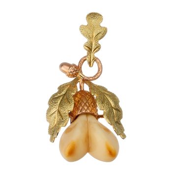 Jagdtypischer Anhänger in 14-karätigem Gold. Das Schmuckstück fasst ein Grandelpaar. Die Fassung der Grandeln ist in Rotgold gearbeitet.