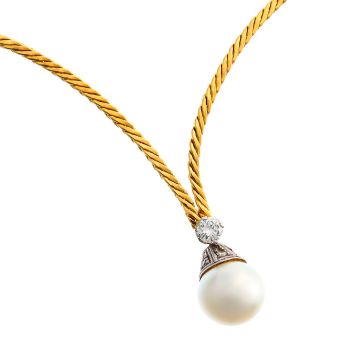 Collier mit befestigtem Anhänger.
Die Kette ist gelbgold gehalten, während der Anhänger weißgold ist. Dieser fasst eine Zuchtperle. Oberhalb 3 kleine Diamanten.  
Mit einem Brillanten von 0,20 ct.
