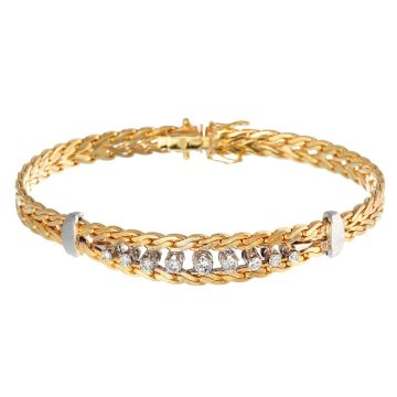 Armband aus 14-karätigem Gold.
Das Schaustück ist abgeteilt durch weißgoldene, konisch geformte Elemente. Dazwischen befinden sich in ebenfalls weißgoldenen Krappenfassungen aneinandergereihte Brillanten in verschiedenen Größen. Im Verlauf zur Mitte werd