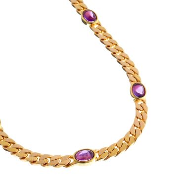 Damenarmband aus Gelbgold. 
Zwischen den Flachpanzer-Gliedern sind insgesamt 5 Amethyste in Zargenfassung im Cabochonschliff als Zwischenelemente gearbeitet.