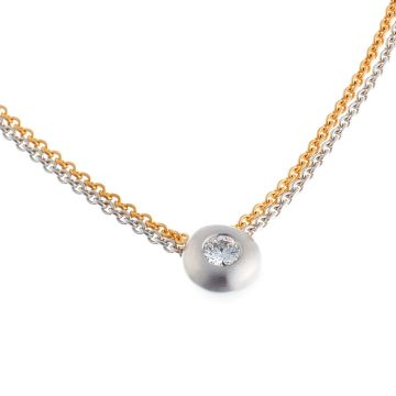 Kette mit Anhänger der Marke Christ bestehend aus 2 filigranen Kettchen jeweils eine in Gelbgold und eine in Weißgold. Der Anhänger ist in mattiertem Weißgold gearbeitet und fasst einen Brillanten.