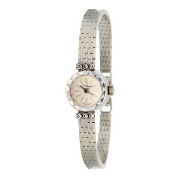 Damenarmbanduhr von Chopard. Jeweils 3 kleine Diamanten ober- und unterhalb des Uhrengehäuses.  Die Glieder des Armbandes sind mattiert.