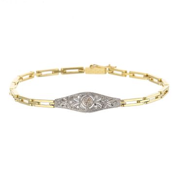 Armband in 14-karätigem Gelbgold. Das Gliederarmband mit seinen kantigen Elementen hat mittig ein weißgoldenes Schaustück. Mit Altschliffdiamanten.