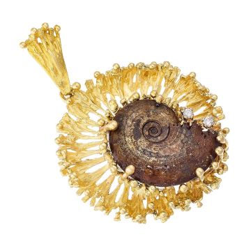 Anhänger aus 14-karätigem Gelbgold. Das ungleichmäßig runde Schmuckstück mit seinen durchbrochenen Elementen hat eine versteinerte Schnecke gefasst.
Zusätzlich 2 kleine Brillanten, die  unterhalb des Fossils in Krappenfassungen sitzen. 

Der Anhänger i