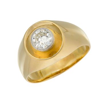 Herrenring in 14-karätigem Gelbgold. Das Schaustück hat eine kleine tellerförmige Platte, in der eine erhabene Zargenfassung in Weißgold mit einem Altschliffbrillant sitzt.