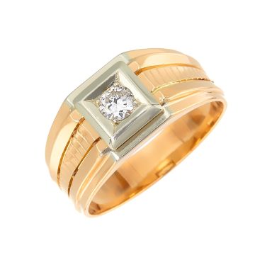 Herrenring in 18-karätigem Gold.
Die Ringschiene ist in Rotgold gearbeitet und mit Ziselierungsarbeiten. Der Ringkopf ist weißgold und quadratisch. Er fasst einen Brillanten von 0,25 ct. in Kornfassung.