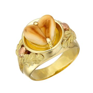Massiver Herrenring aus 14-karätigem Gold. Die Ringschiene ist mit detailgetreu nachgebildeten Eichenlaub versehen. Die Eicheln heben sich durch die rotgoldene Verarbeitung sehr gut ab. 
Das eigentliche Schaustück fasst 2 Grandeln auf einer runden, verti